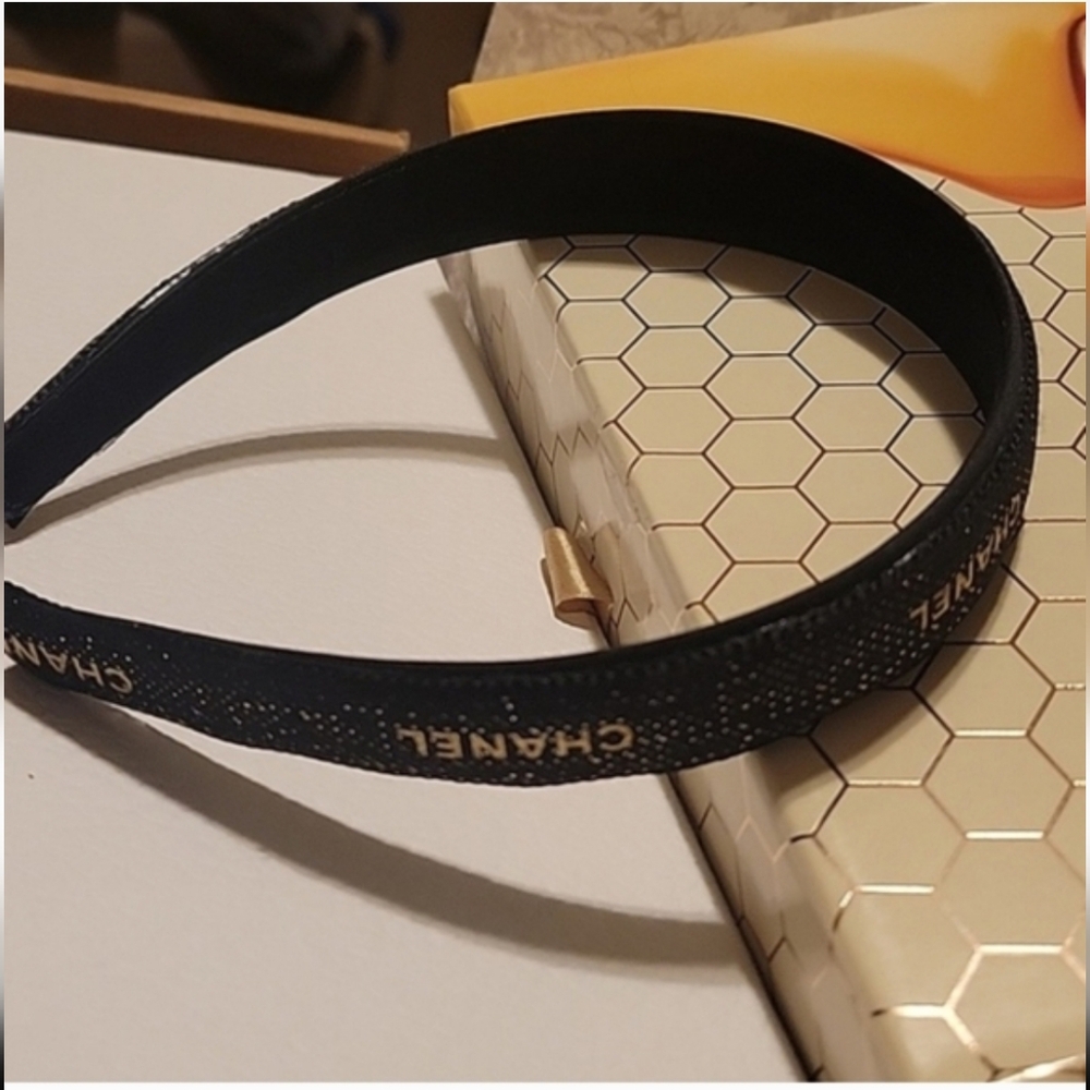 CHANEL Black and Gold Hairband - Picture 3 of 4